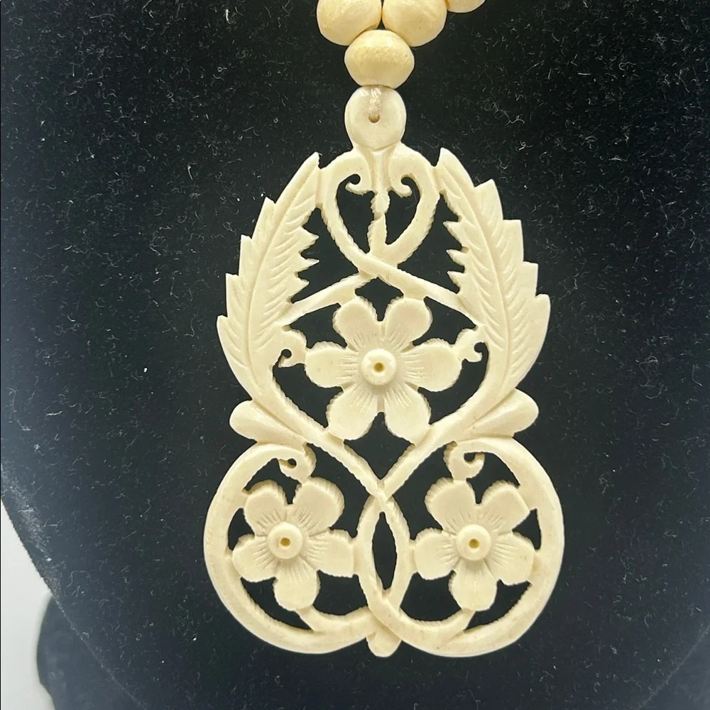 1950’s Vintage Bone Carved Floral Pendant Necklace